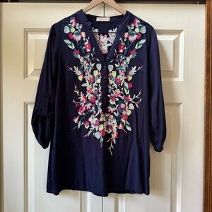 Solitaire Embroidered Tunic V-Neck Blouse  Women’s size medium